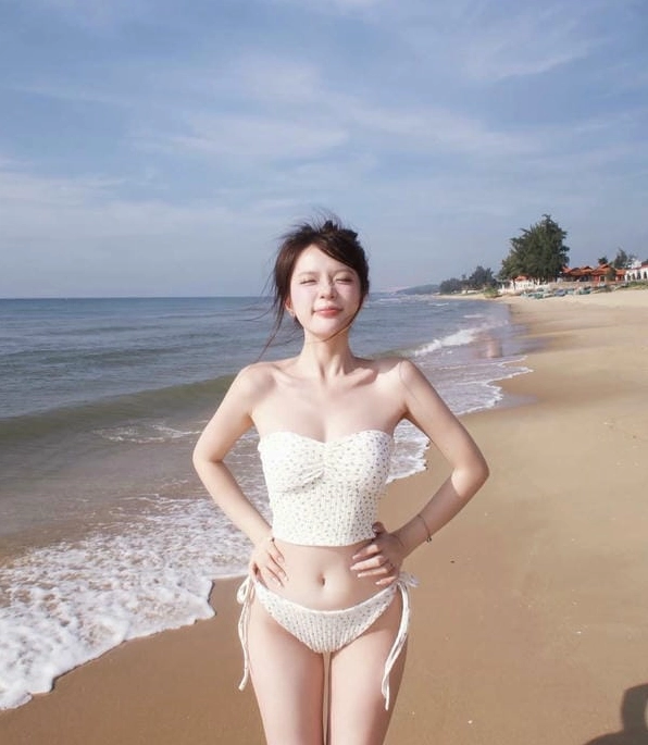 Cô gái trẻ trung với bikini sặc sỡ trên bãi biển xanh mát