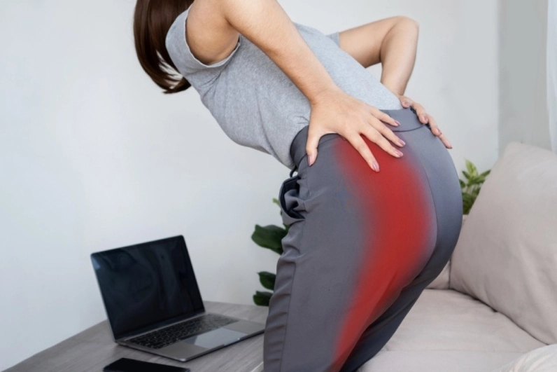 Cơn đau thần kinh tọa thường lan từ cột sống xuống chân và có thể gây đau hông bên trái
