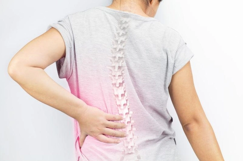 Thoái hóa cột sống thắt lưng có thể gây đau nhức vùng hông bên trái
