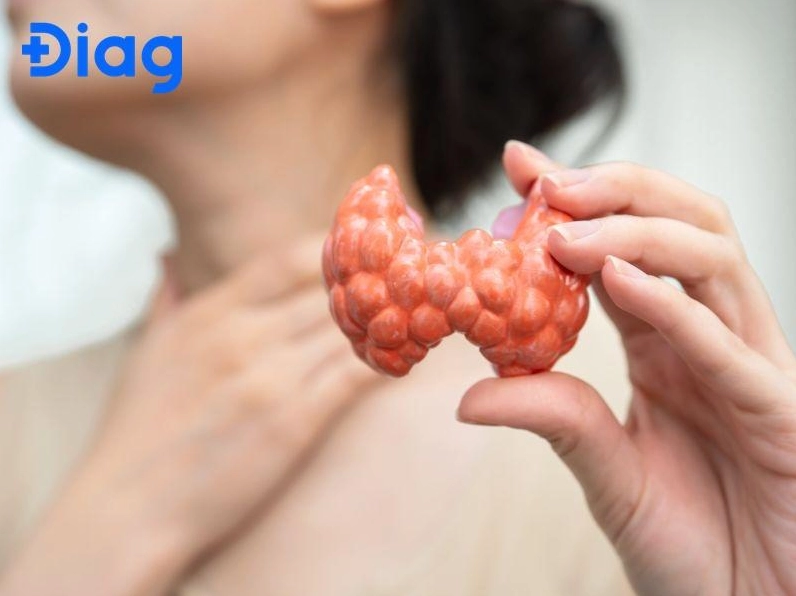 Bác sĩ thực hiện các phương pháp chẩn đoán ung thư hạch bạch huyết