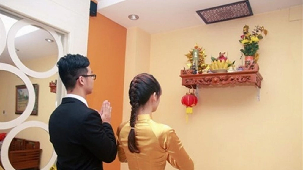 Cả gia đình cùng nhau mang đồ đạc vào nhà mới