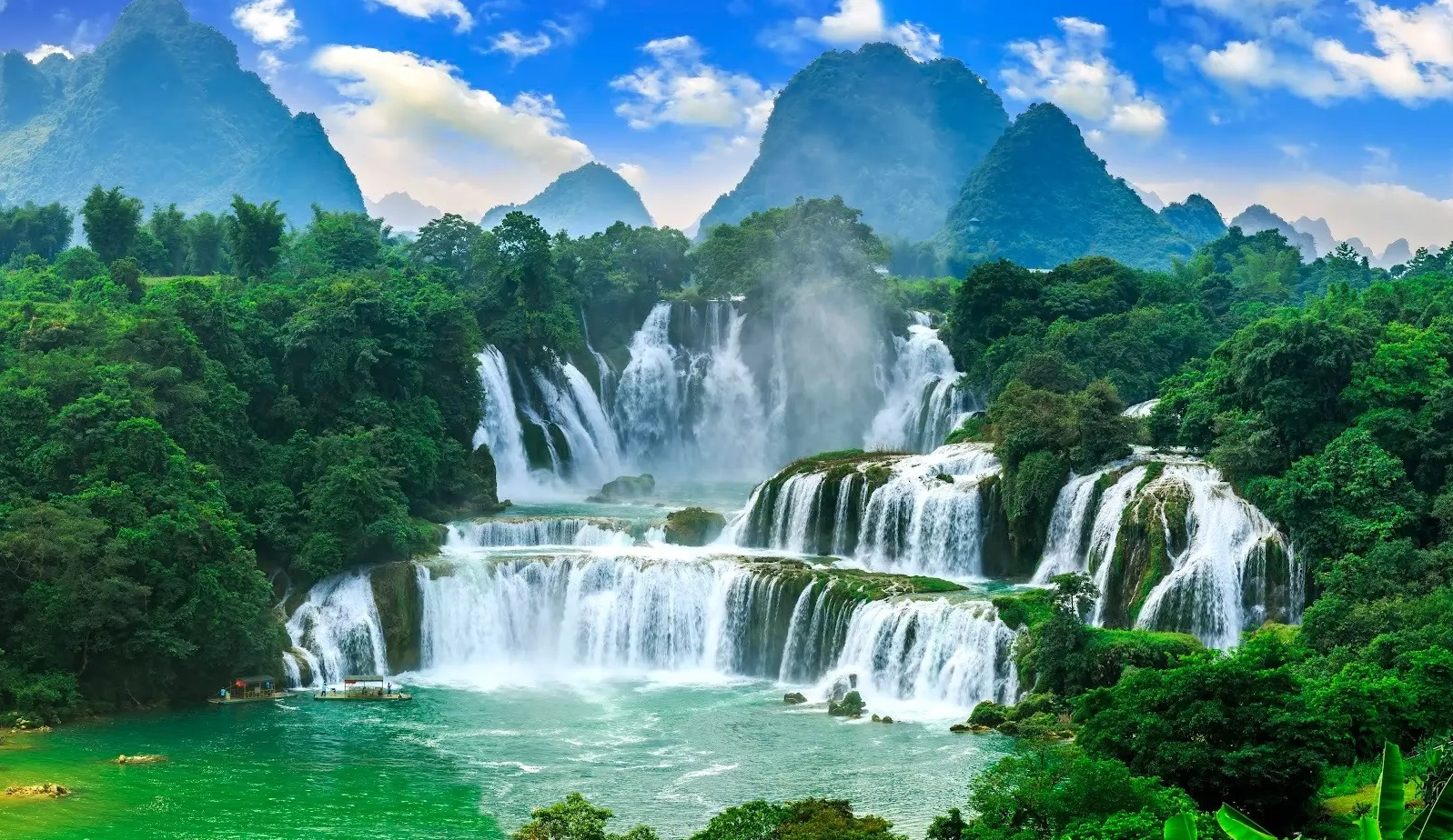 Cận cảnh dòng nước đổ xuống của Thác Bản Giốc