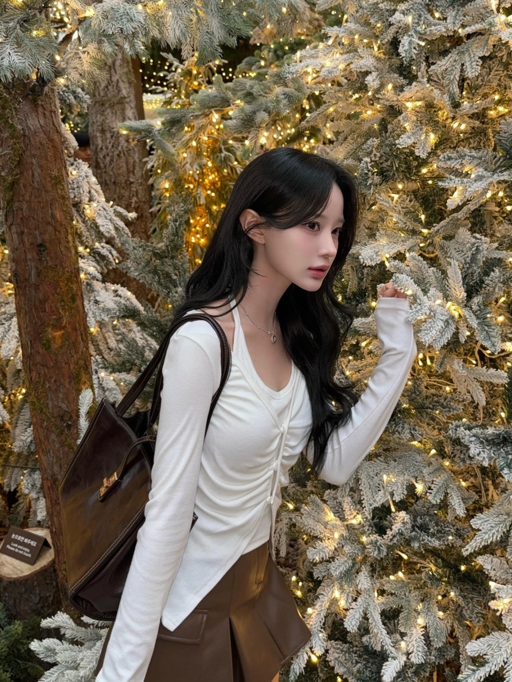 Cô gái buồn ngồi bên cửa sổ đón ánh nắng chiều, ánh mắt xa xăm