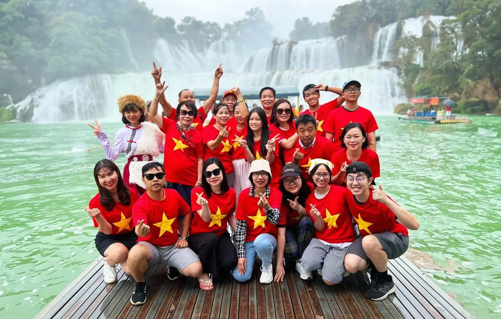 Du khách check-in và chụp ảnh lưu niệm tại Thác Bản Giốc