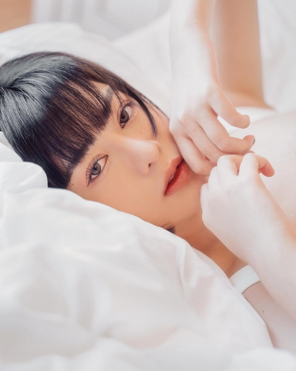 Gái buồn đẹp tựa nàng thơ trong nắng chiều