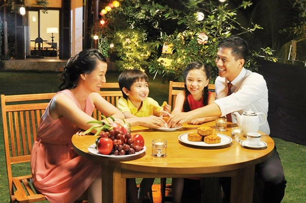 Gia đình hạnh phúc sum vầy trong ngôi nhà mới
