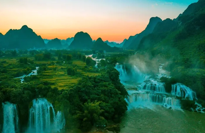 Khung cảnh thiên nhiên hùng vĩ bao quanh thác Bản Giốc