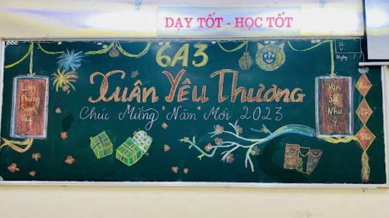 Mẫu trang trí bảng Tết đơn giản nhưng tinh tế với cành mai vàng