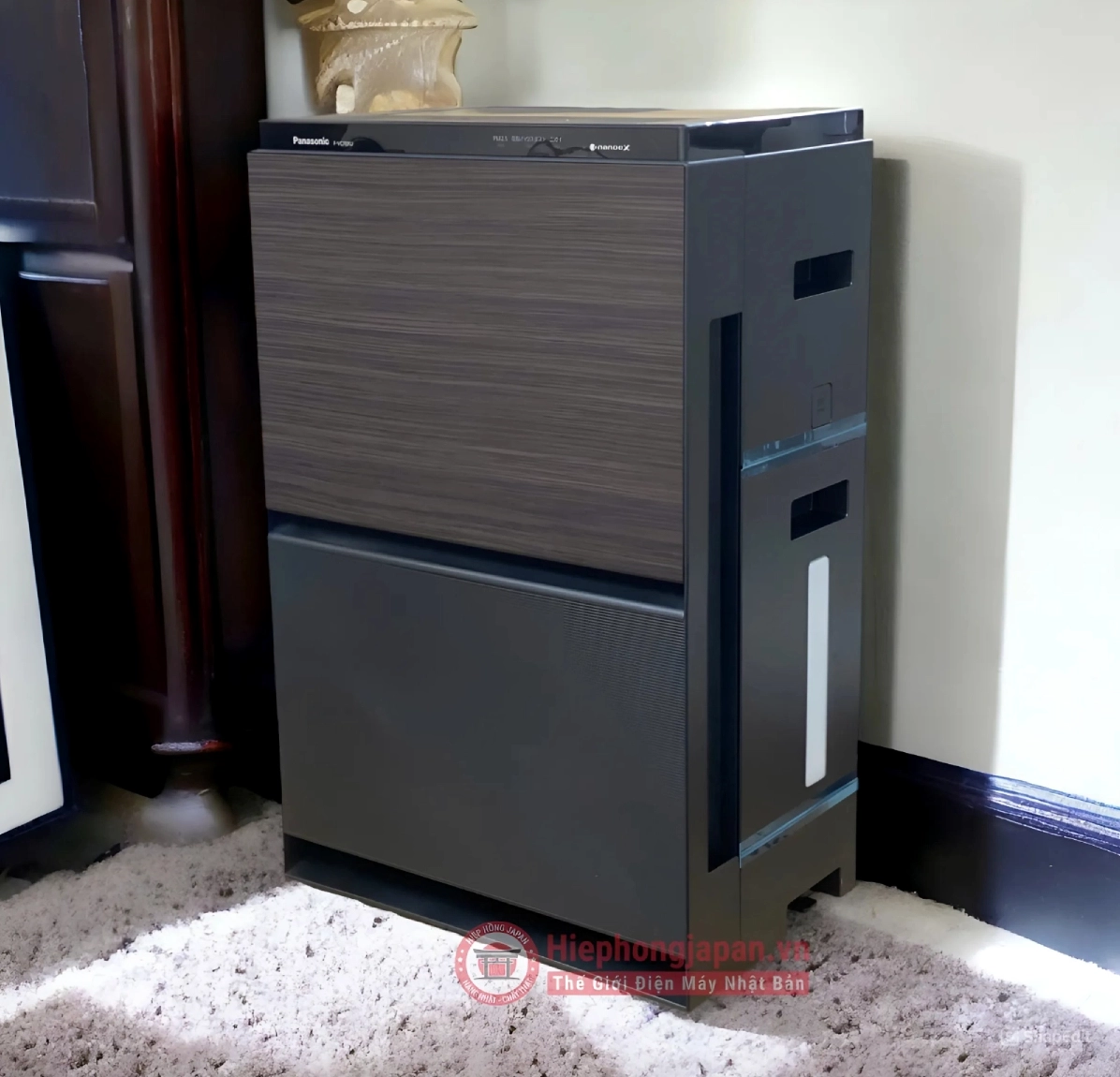 Một chiếc máy lọc không khí Panasonic đang hoạt động trong phòng khách