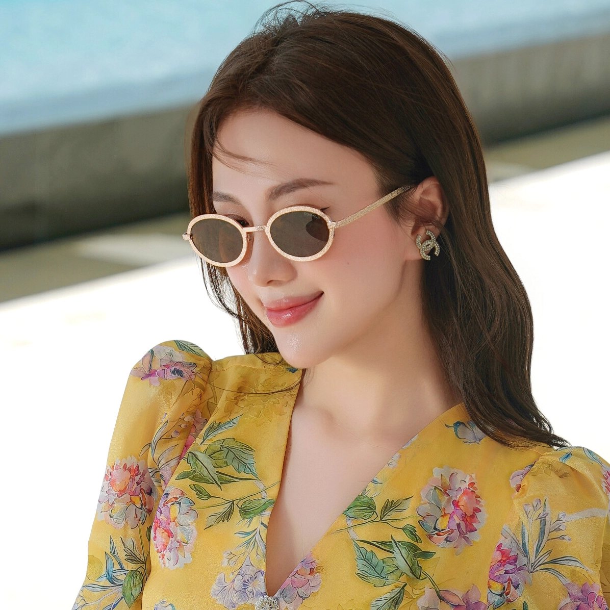 Một cô gái đang mỉm cười tươi tắn