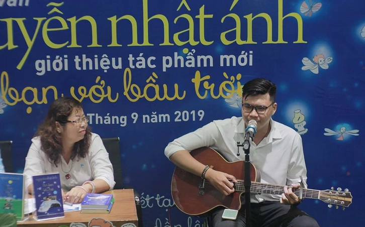 Một phiên bản bìa khác của sách Làm bạn với bầu trời.
