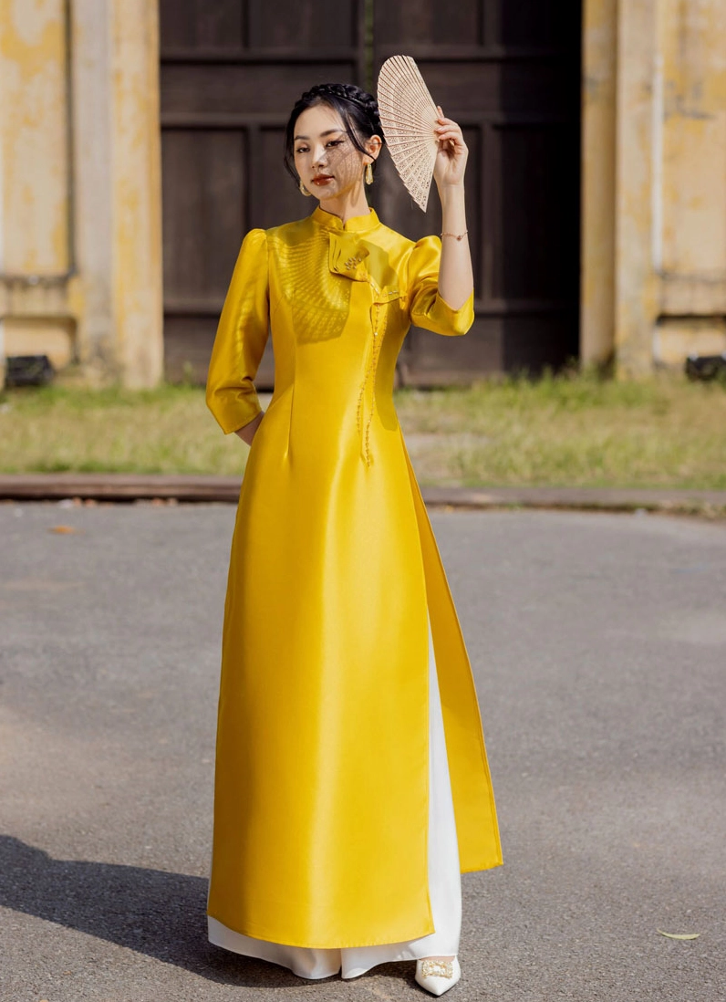 Người phụ nữ trong tà áo dài thướt tha giữa khung cảnh thiên nhiên