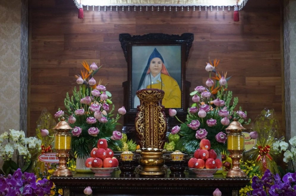 Ni chúng tưởng niệm Cố Ni trưởng