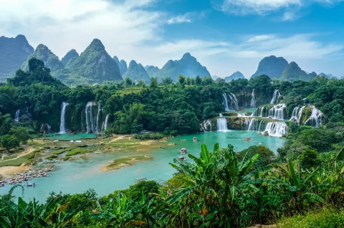 Thác Bản Giốc hùng vĩ nhìn từ xa với dòng nước đổ xuống trắng xóa