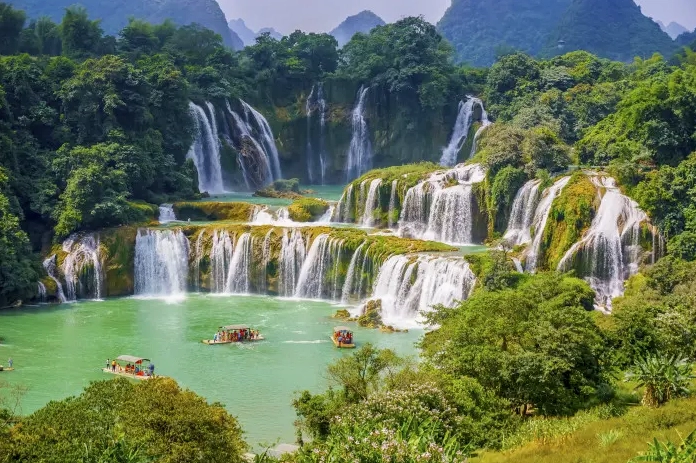 Vẻ đẹp Thác Bản Giốc qua các mùa, với núi non trùng điệp bao quanh